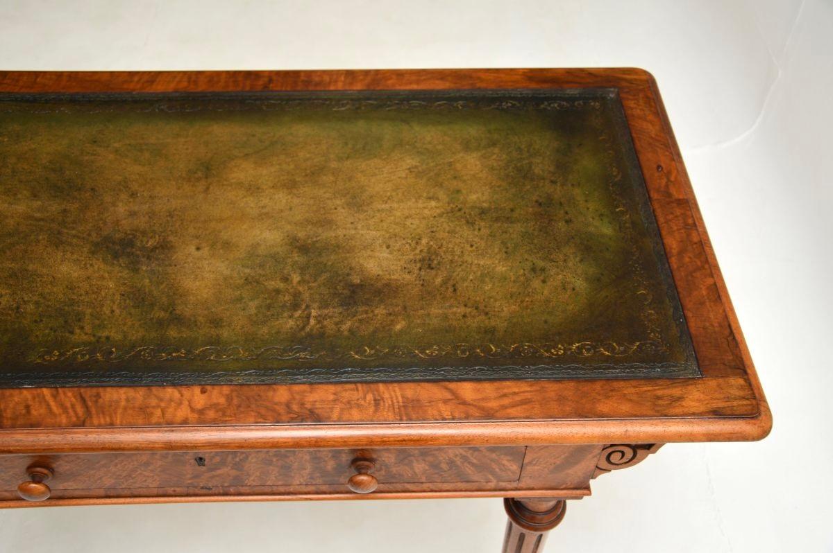 Ancien bureau victorien en ronce de noyer en vente 1