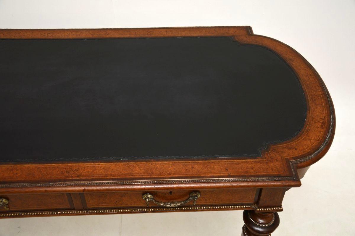 Antiguo escritorio victoriano de nogal con rebabas en venta 1