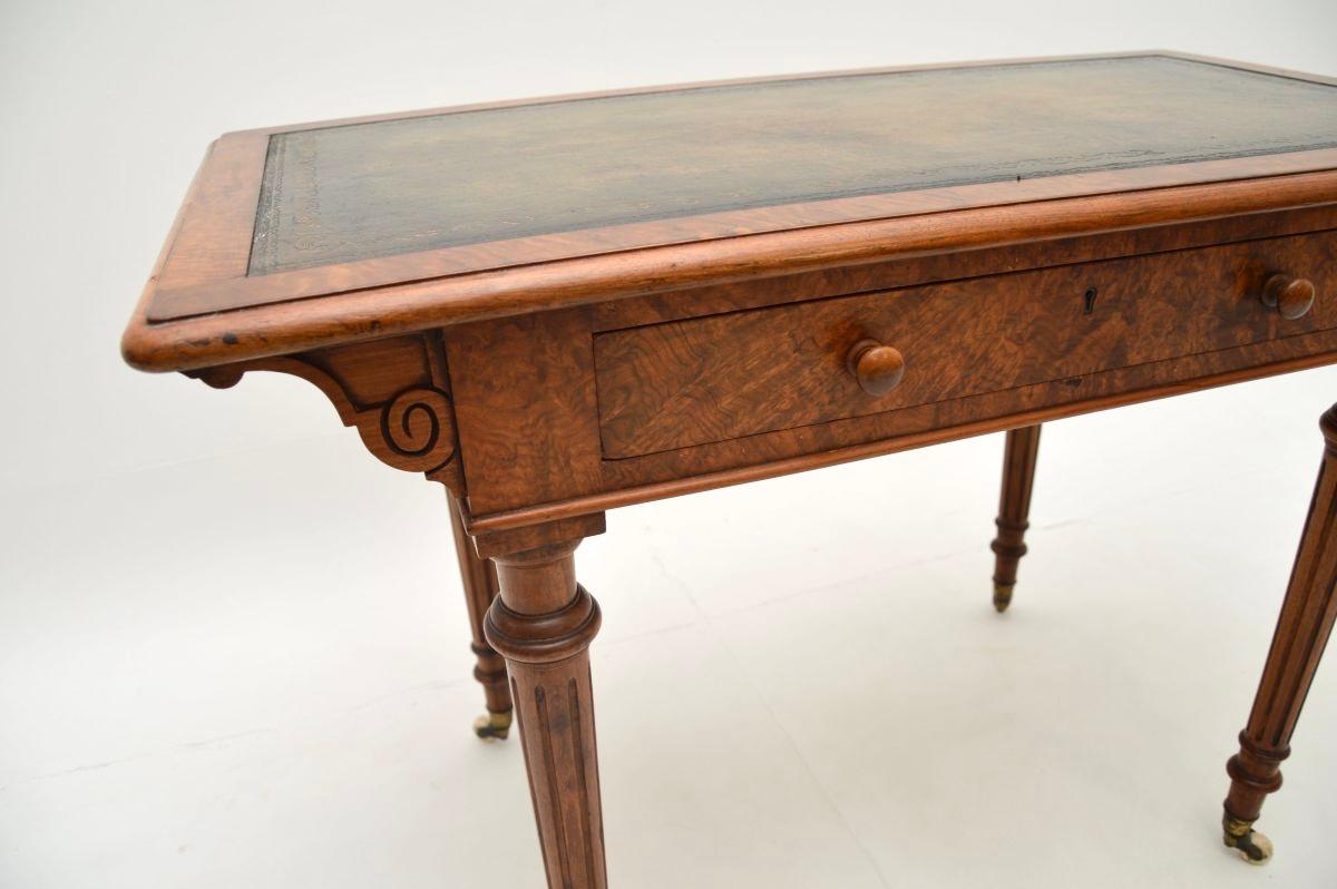 Ancien bureau victorien en ronce de noyer en vente 2