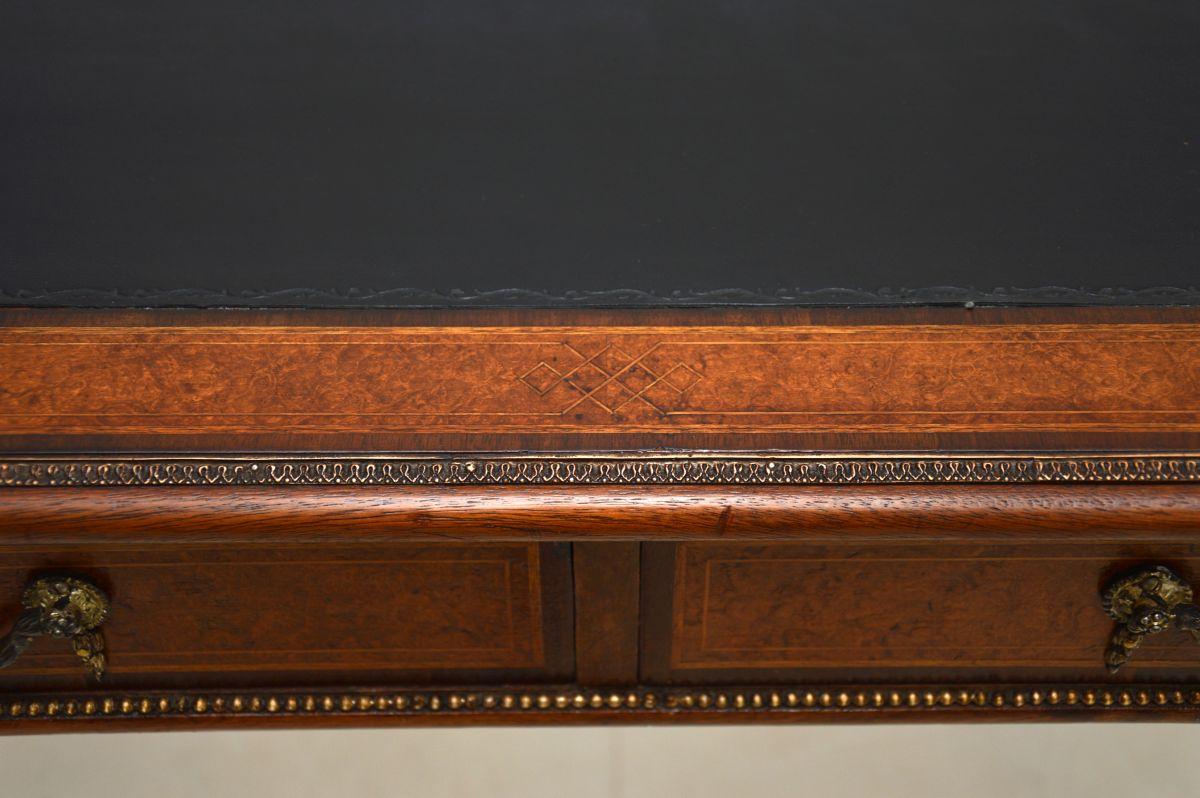 Antiguo escritorio victoriano de nogal con rebabas en venta 2