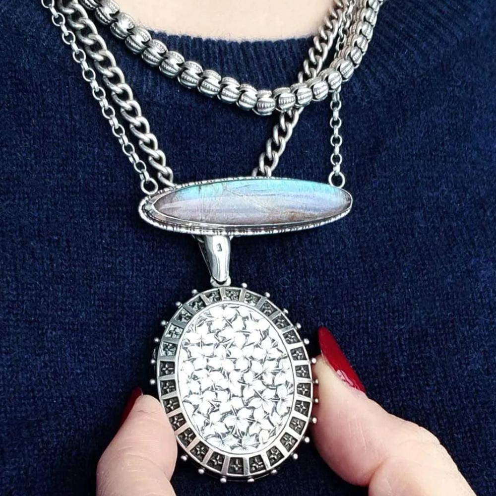 Vittoriano Antica collana vittoriana con ciondolo a forma di ala di farfalla in argento sterling in vendita