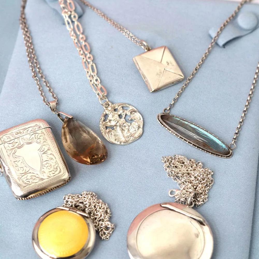 Antica collana vittoriana con ciondolo a forma di ala di farfalla in argento sterling In condizioni buone in vendita a London, GB