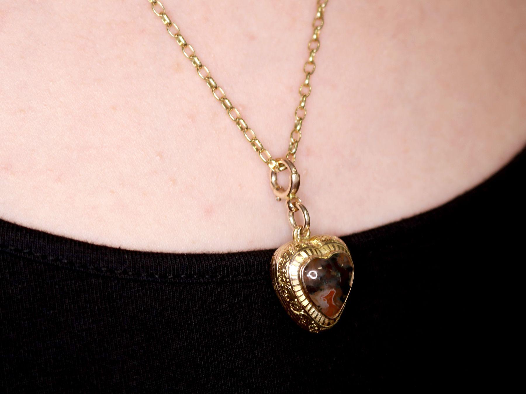 Antique Victorian Cabochon Cut Agate and Yellow Gold Heart Locket 3
