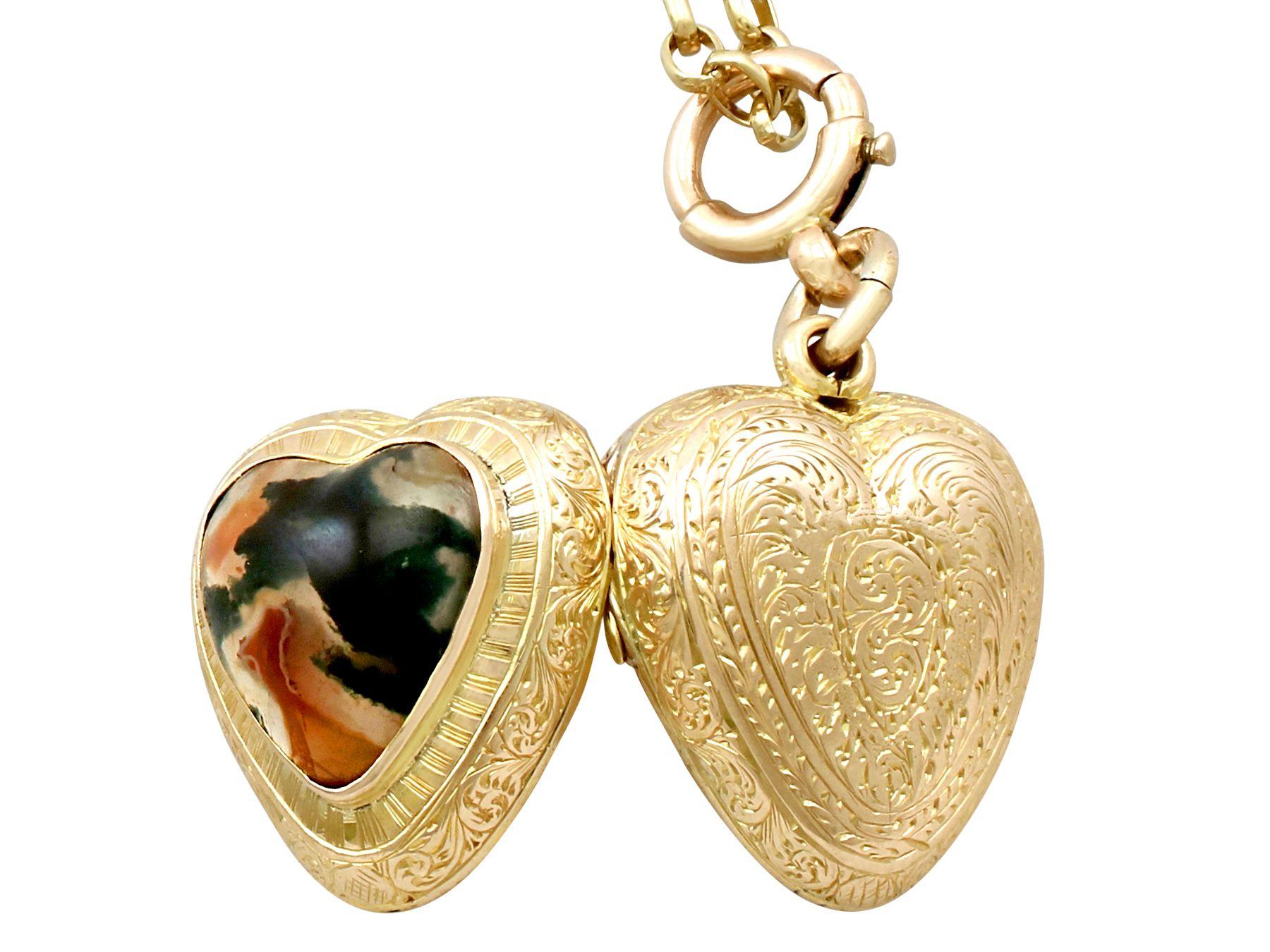 Antique Victorian Cabochon Cut Agate and Yellow Gold Heart Locket In Excellent Condition In Jesmond, Newcastle Upon Tyne
