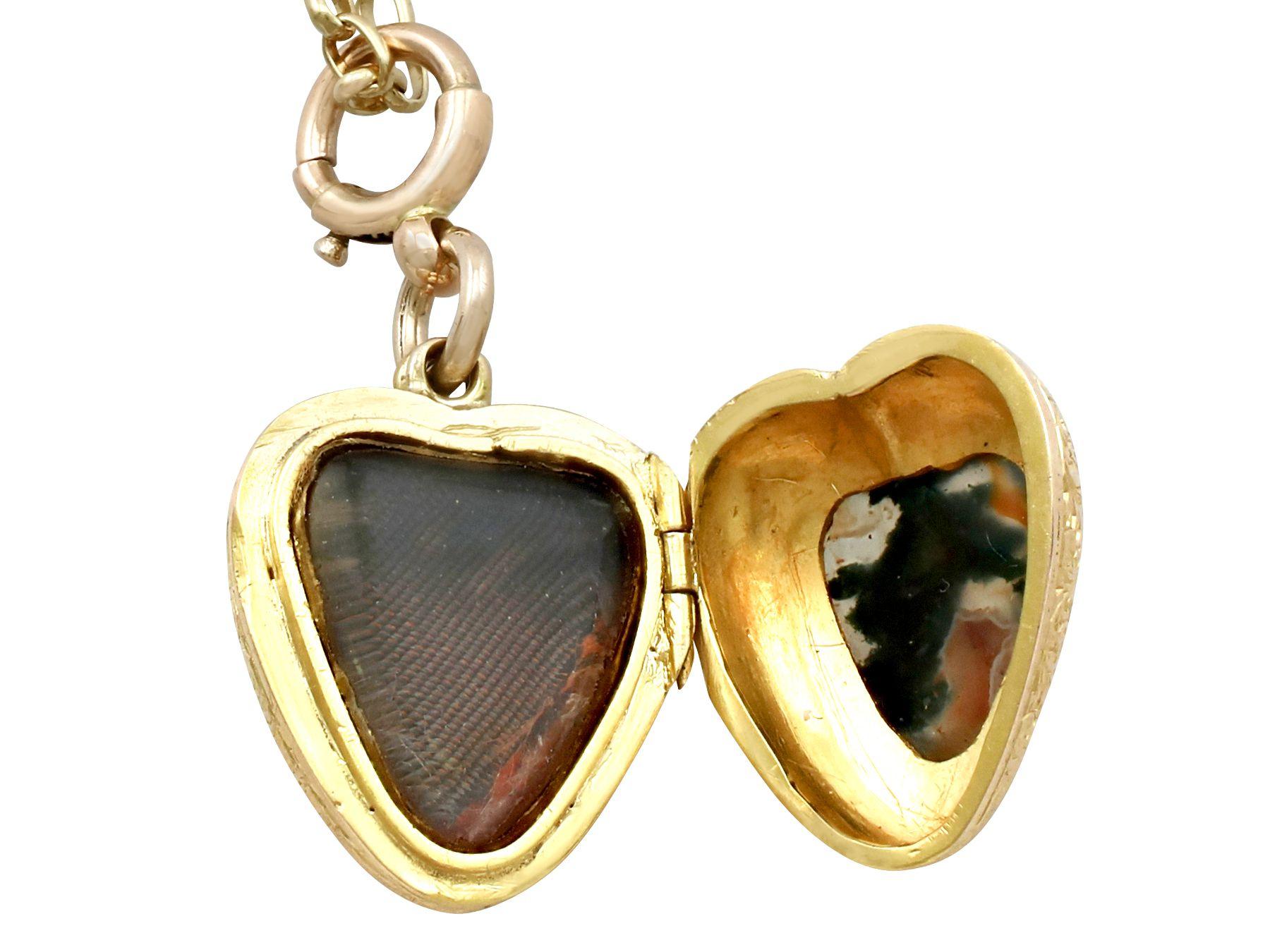 Women's or Men's Antique Victorian Cabochon Cut Agate and Yellow Gold Heart Locket