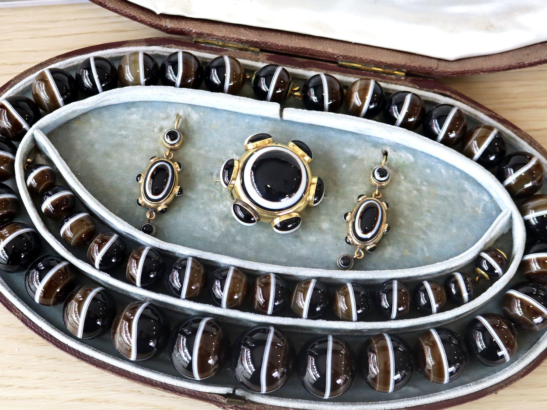 Antiguo Conjunto Victoriano de Joyas de Oro Amarillo con Ágata Cortada en Cabujón en Excelente estado para la venta en Jesmond, Newcastle Upon Tyne