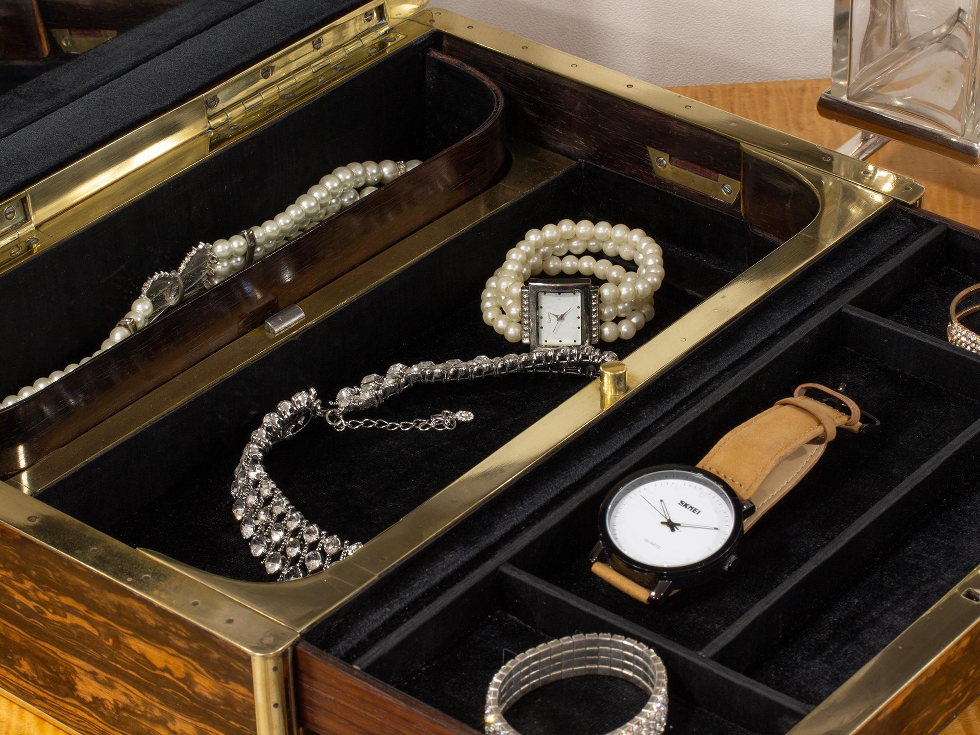Boîte à bijoux victorienne ancienne Calamander, mécanisme rare en vente 7