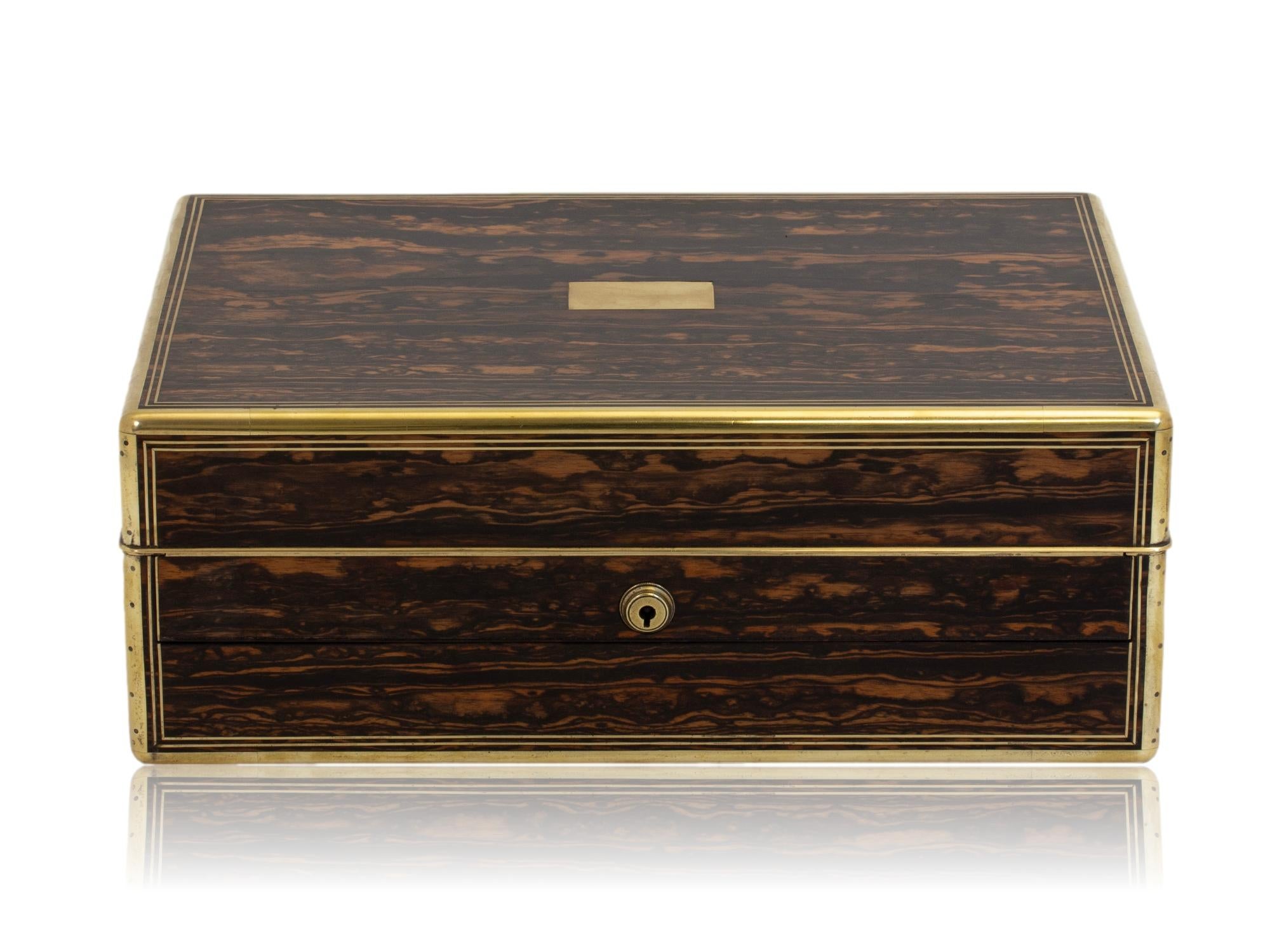Extérieur plaqué calamandre

Dans notre collection de boîtes à bijoux, nous avons le plaisir de vous présenter cette boîte à bijoux inhabituelle en calandre ancienne. Le coffret à bijoux a une forme rectangulaire allongée avec un bord quadrant en