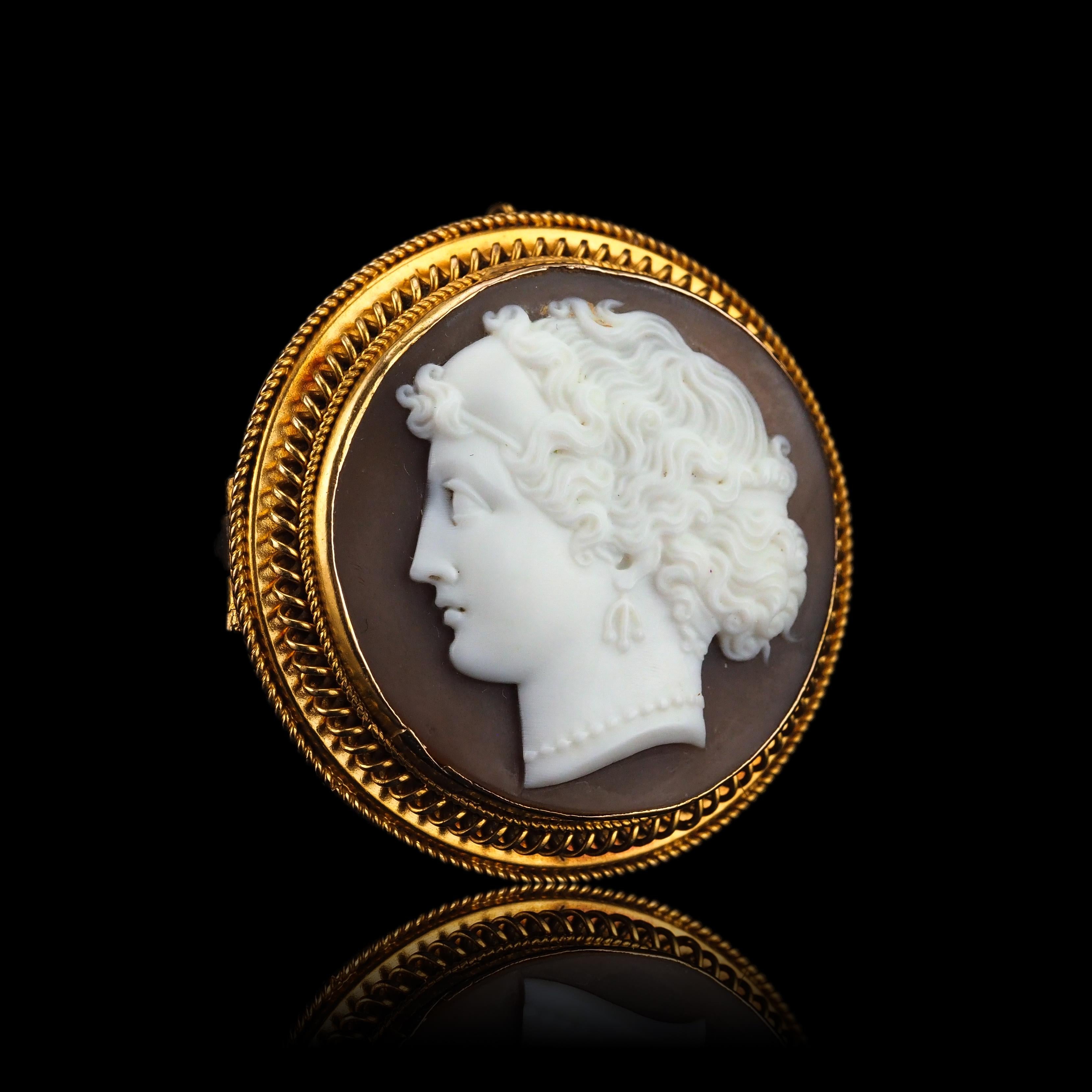 Antique Victorian Cameo 18K Gold Brooch/Pendant Necklace - c.1880 In Good Condition For Sale In London, GB