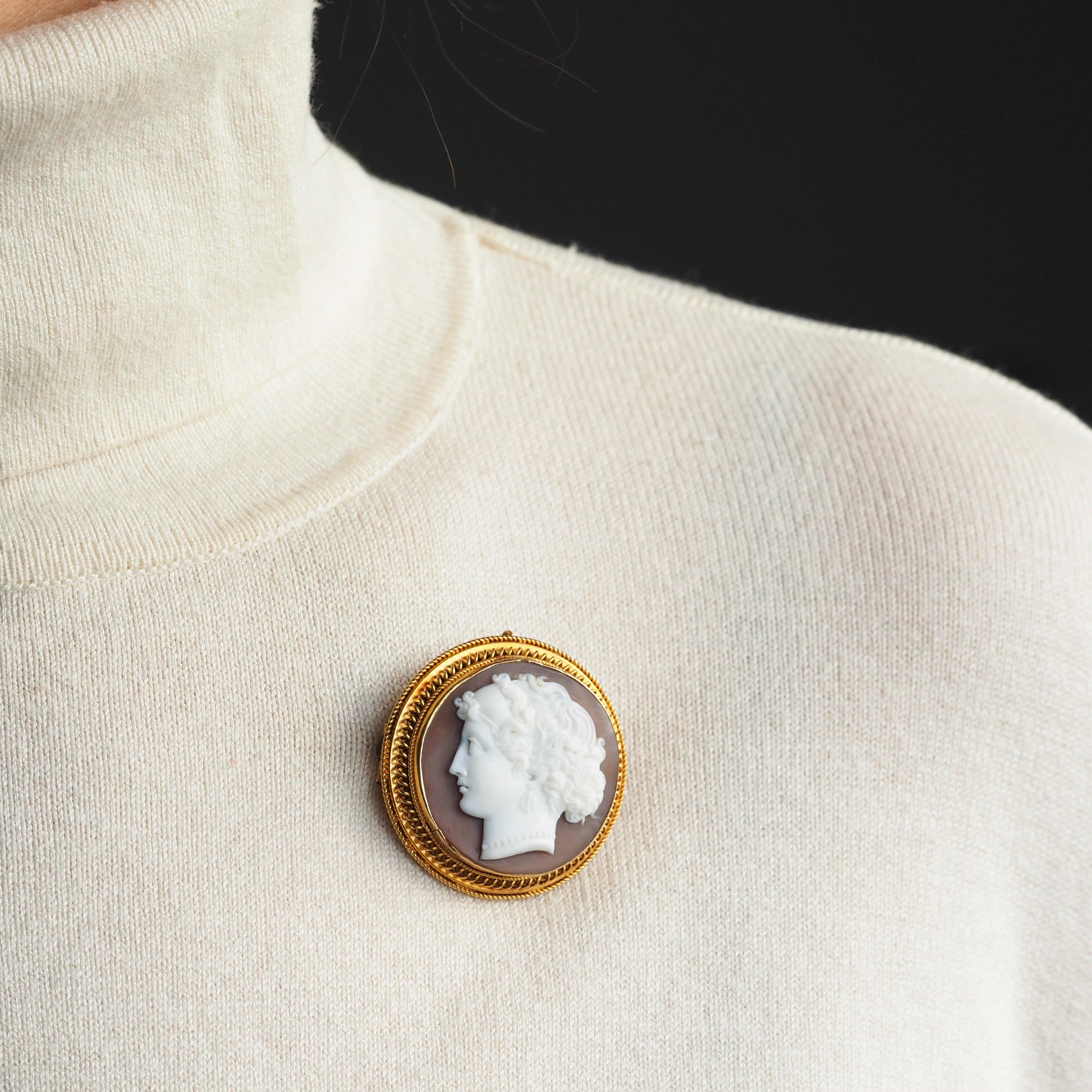 Women's or Men's Antique Victorian Cameo 18K Gold Brooch/Pendant Necklace - c.1880 For Sale