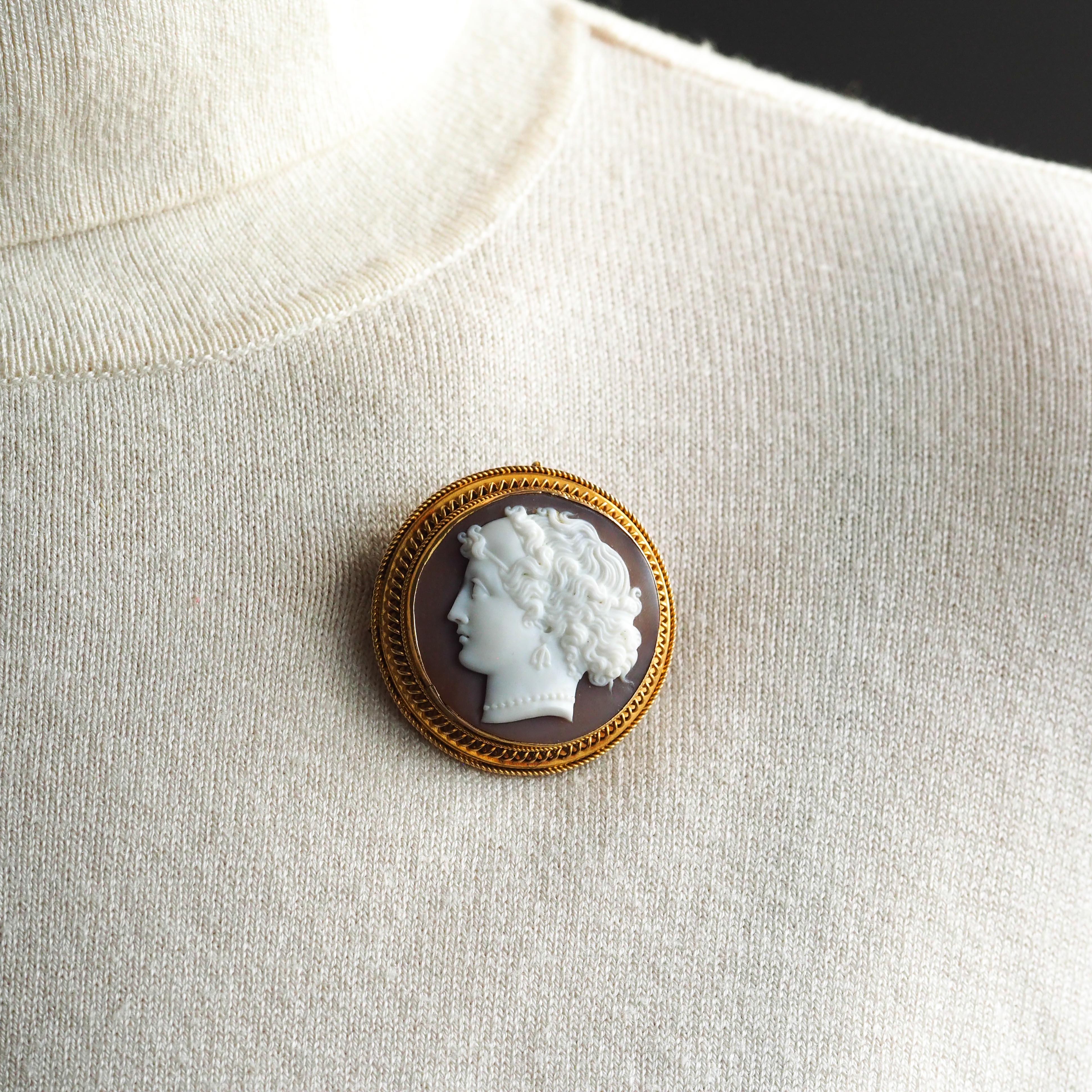 Antique Victorian Cameo 18K Gold Brooch/Pendant Necklace - c.1880 For Sale 2