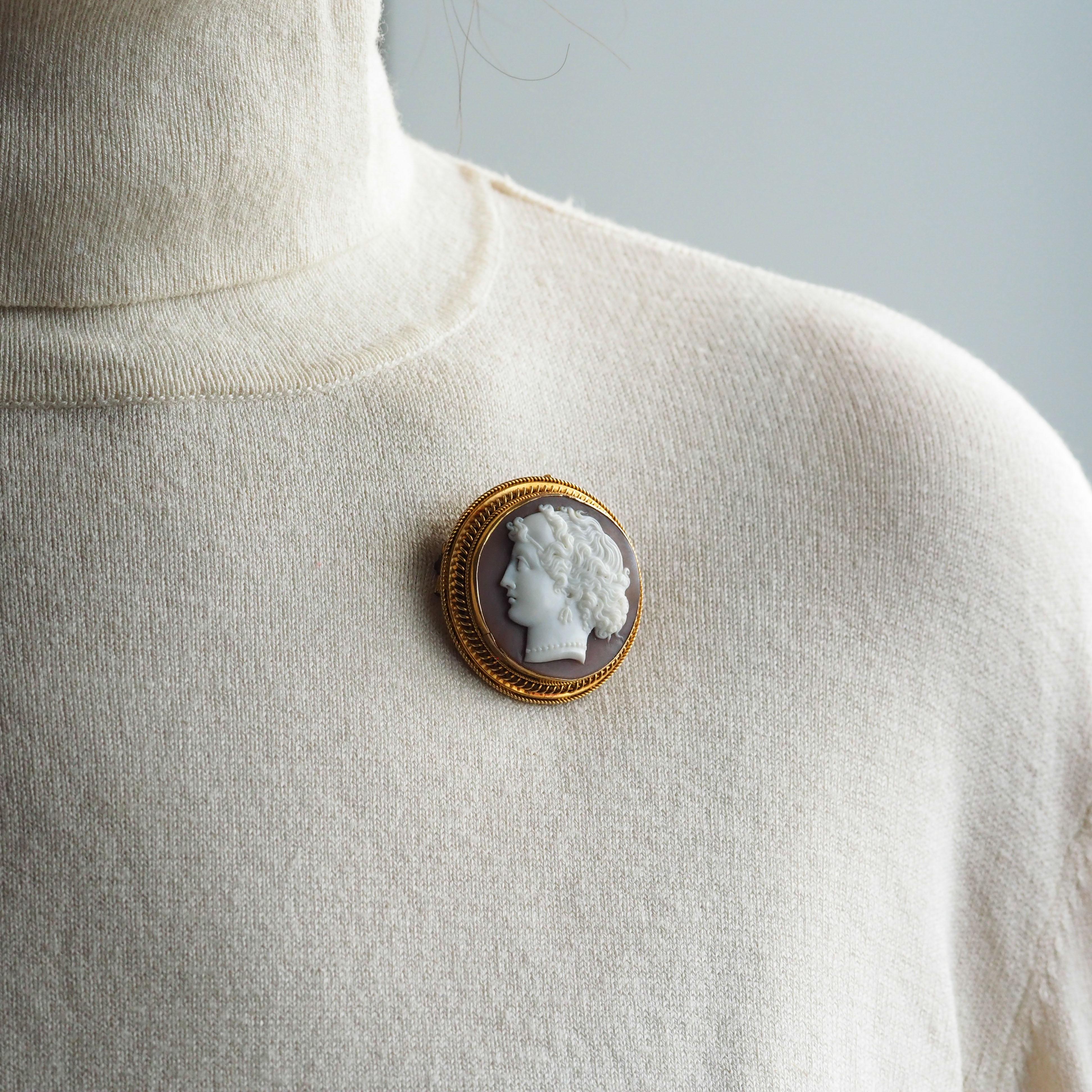 Antique Victorian Cameo 18K Gold Brooch/Pendant Necklace - c.1880 For Sale 3