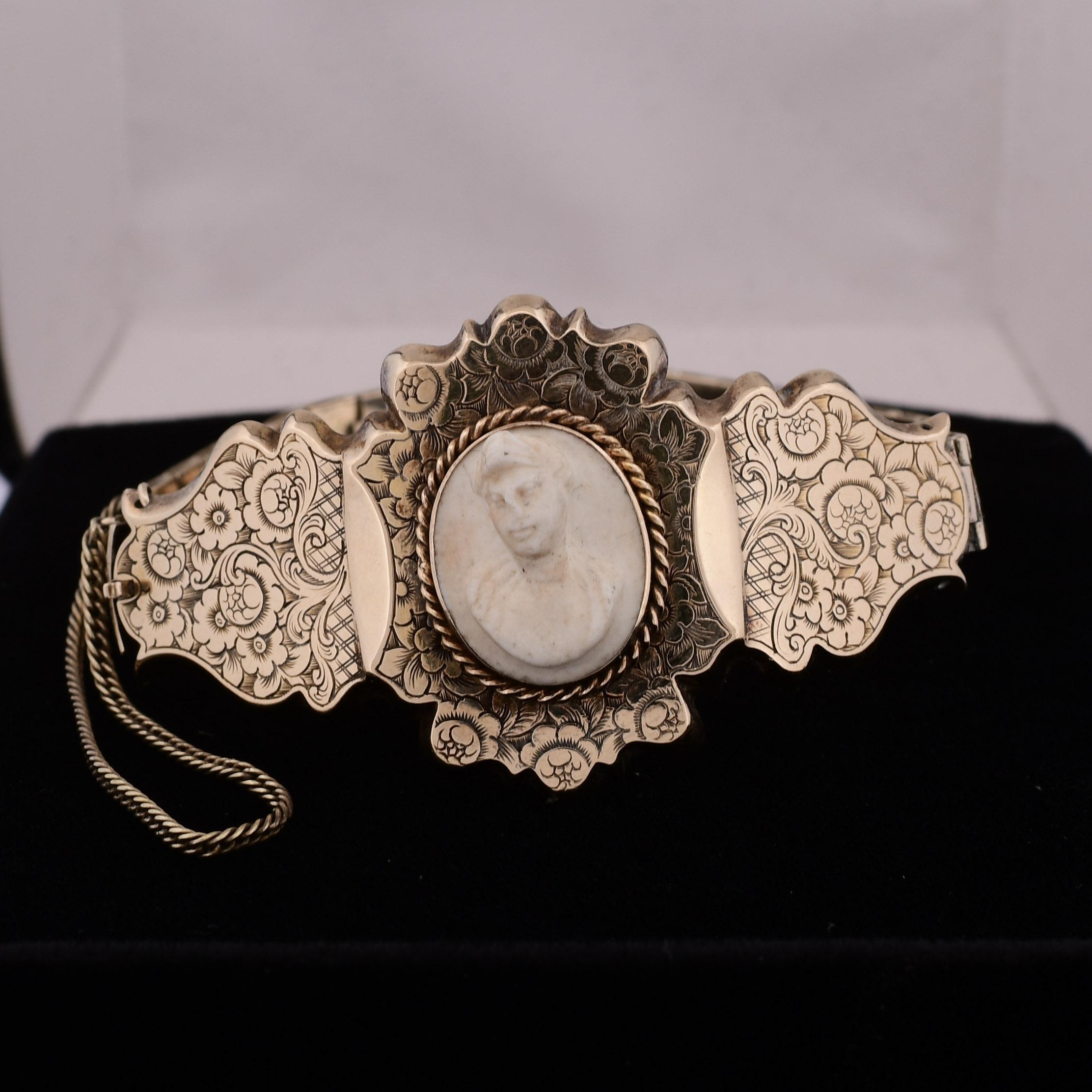 Antique Victorian Cameo Bracelet with Ornate Floral Engraving 14K Gold In Good Condition In Addison, TX