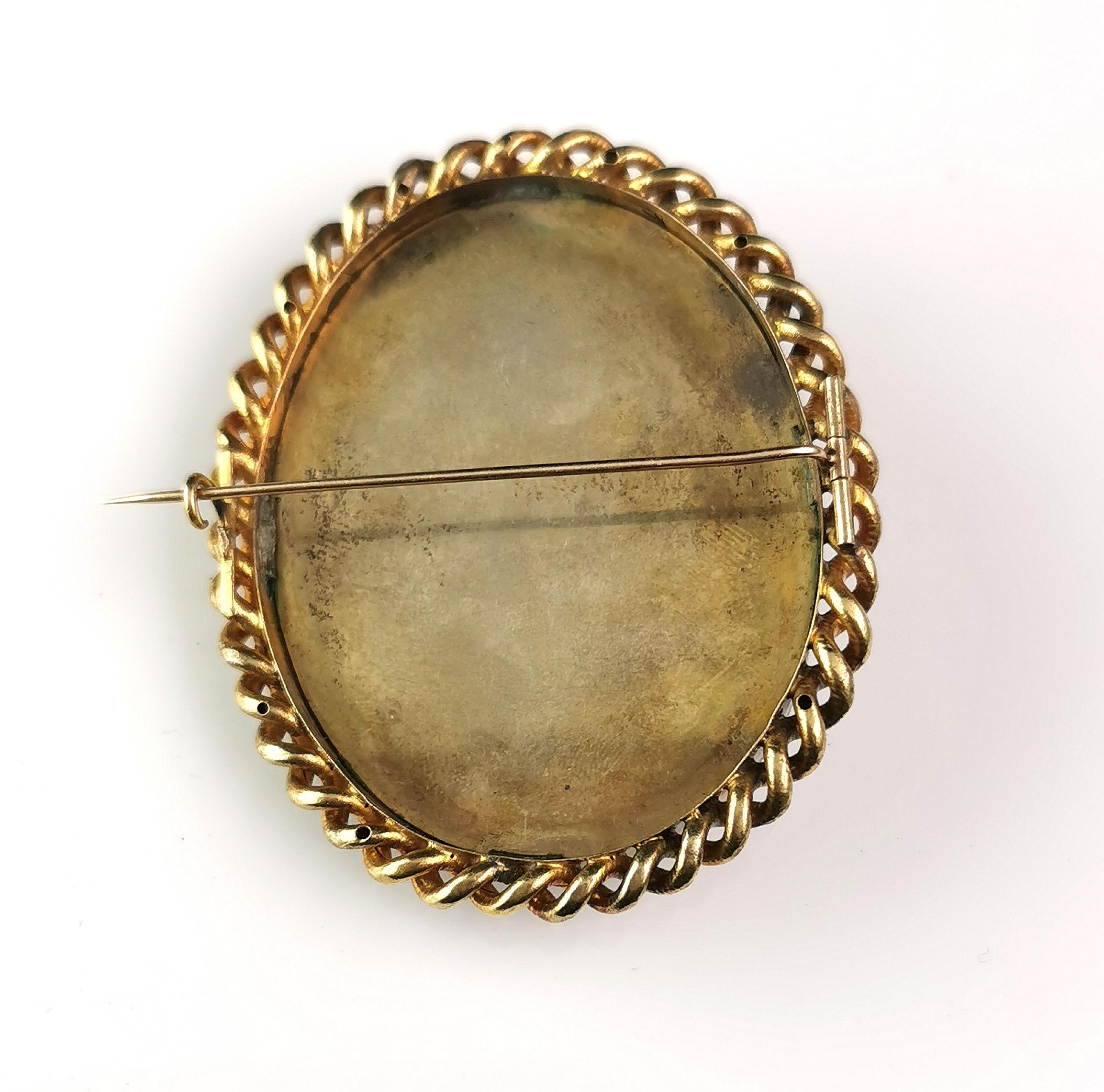 Women's Antique Victorian cameo brooch, gilt brass 