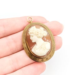 Antique Victorian Cameo Pendant/Brooch in 14k Yellow Gold