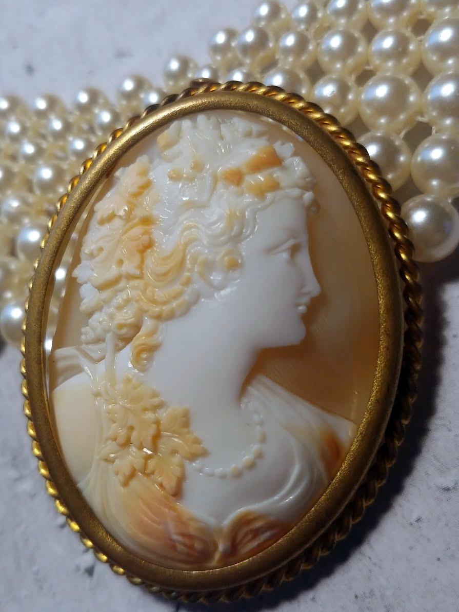 Antique Victorian Cameo Shell Bacchante Pin Brooch, Circa 1890 In Excellent Condition For Sale In Chesterland, OH
