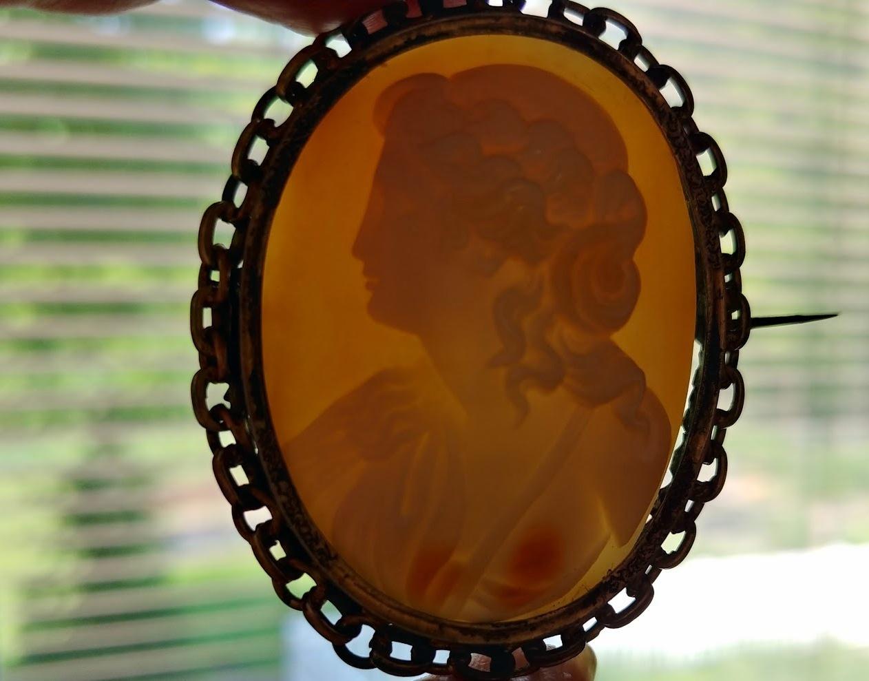 Antique Victorian Cameo Shell Brooch Greek Young Lady In Good Condition For Sale In Chesterland, OH