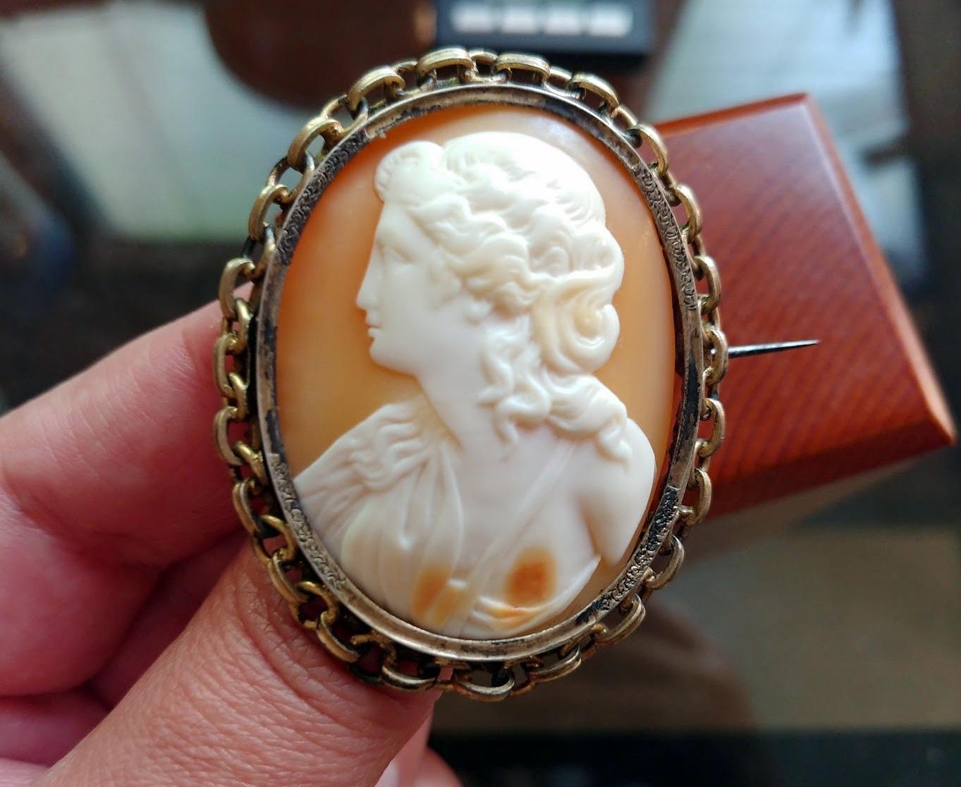 Antique Victorian Cameo Shell Brooch Greek Young Lady For Sale 2