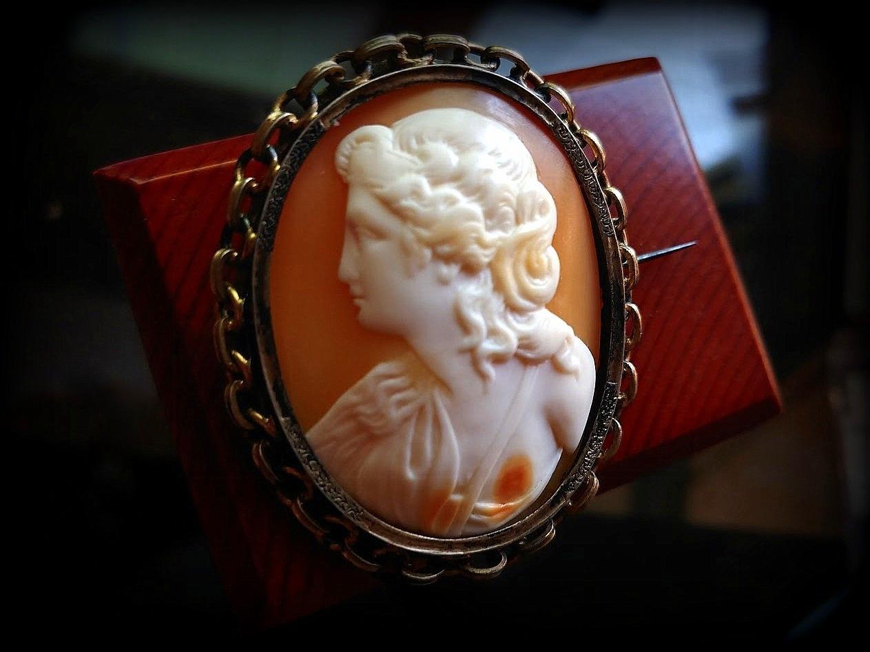 Antique Victorian Cameo Shell Brooch Greek Young Lady For Sale 4