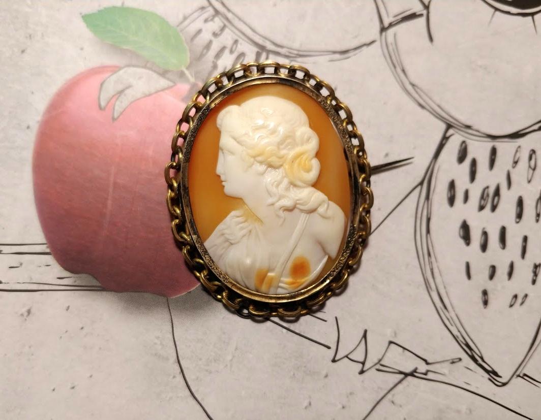 Antique Victorian Cameo Shell Brooch Greek Young Muse For Sale 4