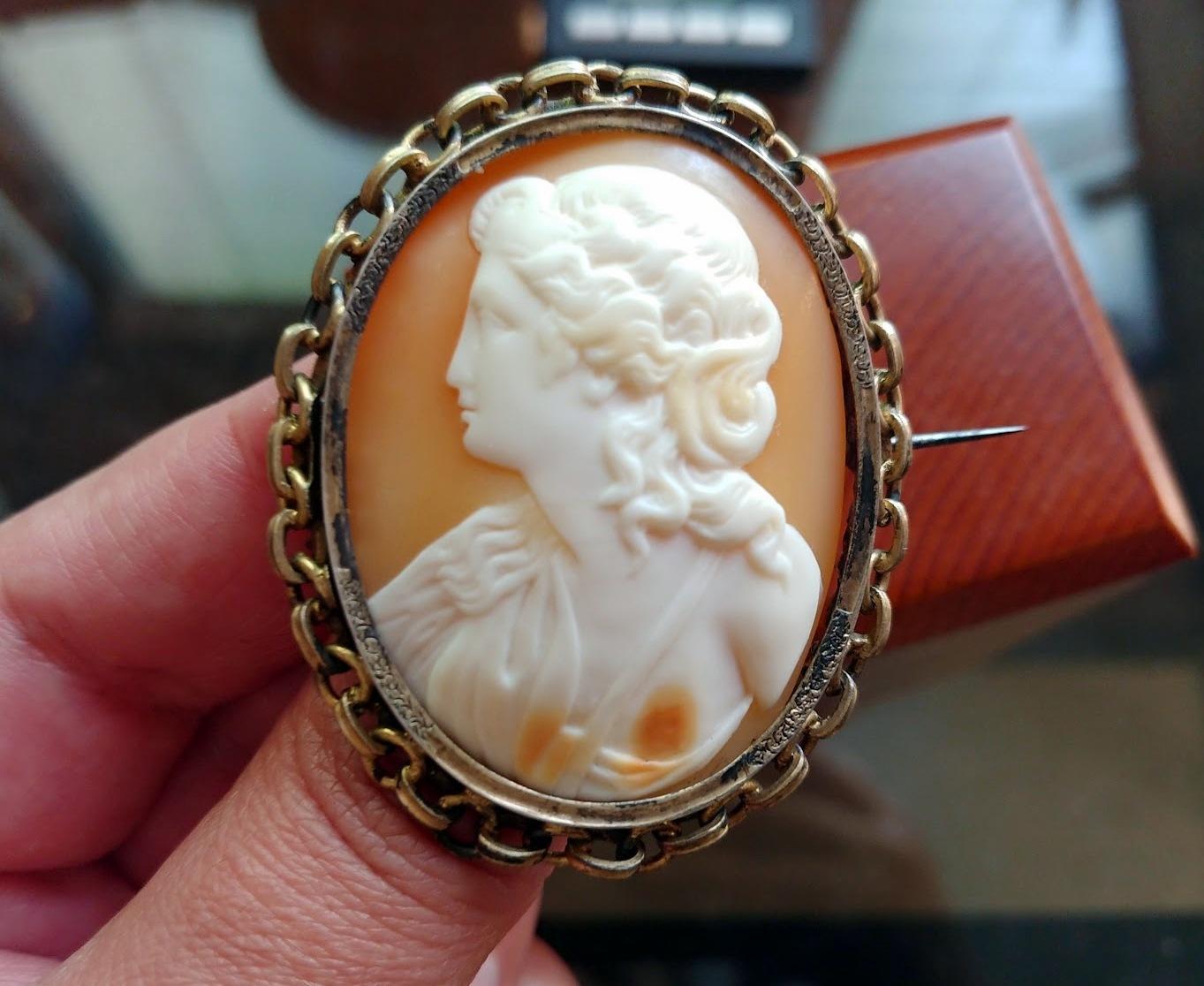 Antique Victorian Cameo Shell Brooch Greek Young Muse For Sale 1