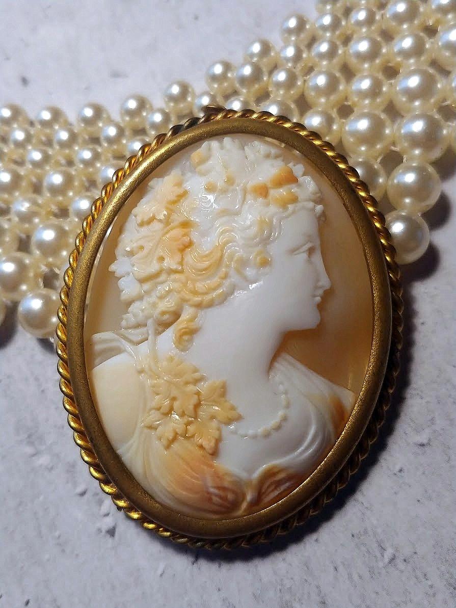 Broche camée sculptée de style victorien. Magnifique broche victorienne sculptée, fabriquée entre les années 1890 et 1910. Il dépeint une belle Bacchante. L'exécution de la coquille est étonnante, et le relief contribue à ajouter des détails et une