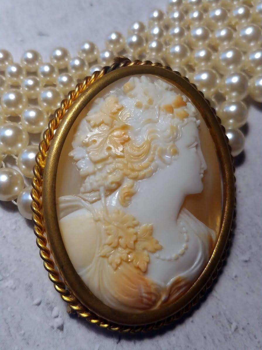 Broche ancienne en forme de coquillage camée victorienne Unisexe en vente