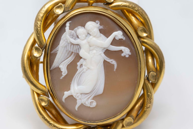 Antique Victorian Cameo Venus & Cupid Mourning Brooch In Good Condition For Sale In Montreal, QC