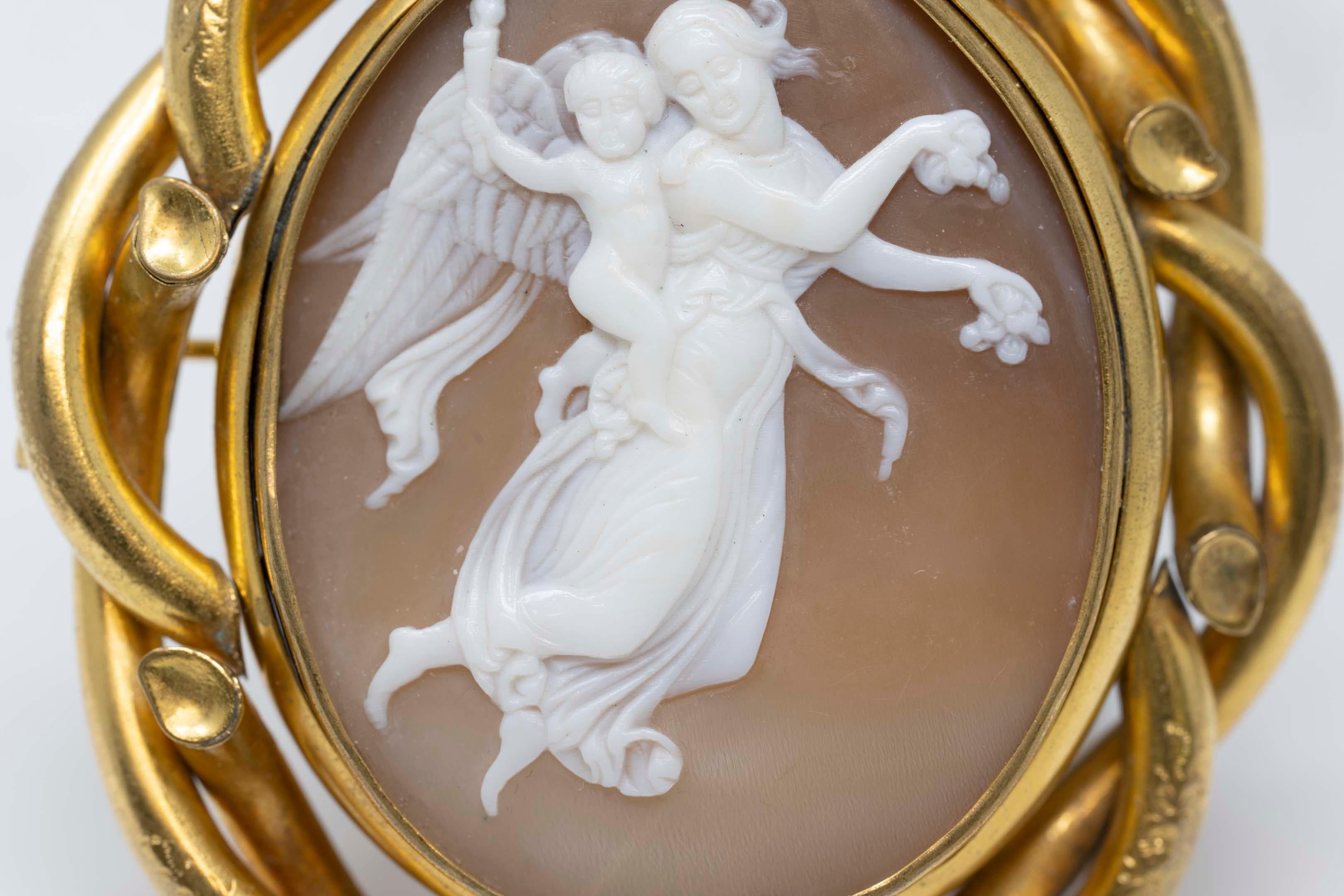 Broche de deuil ancienne en camée victorien représentant Vénus et Cupidon Bon état - En vente à Montreal, QC