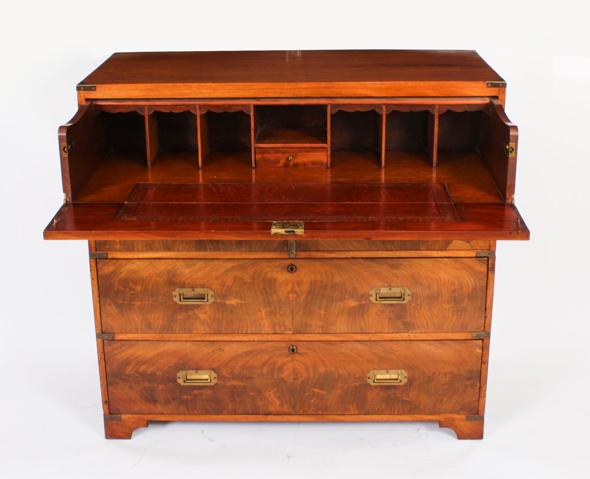 Questa cassettiera antica in teak della Campaigner risale al 1840 circa.

Il cassetto superiore si apre su un secretaire estraibile dotato di un piccolo cassetto, di scompartimenti per piccioni e di una superficie di scrittura in pelle marrone