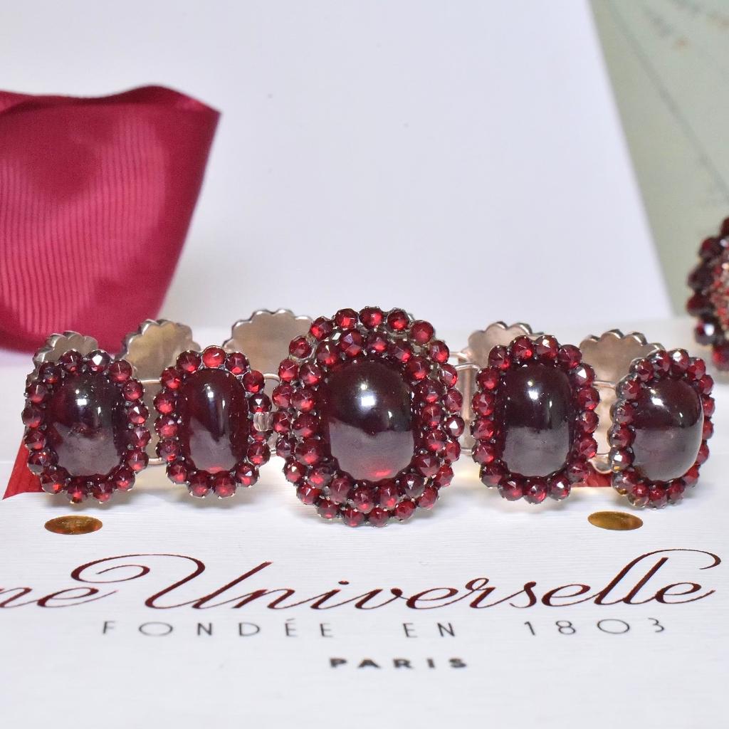 Antique Victorian Carbuncle/Cabochon And Bohemian Rose-Cut Garnet Bracelet In Excellent Condition In NEW TOWN, AU