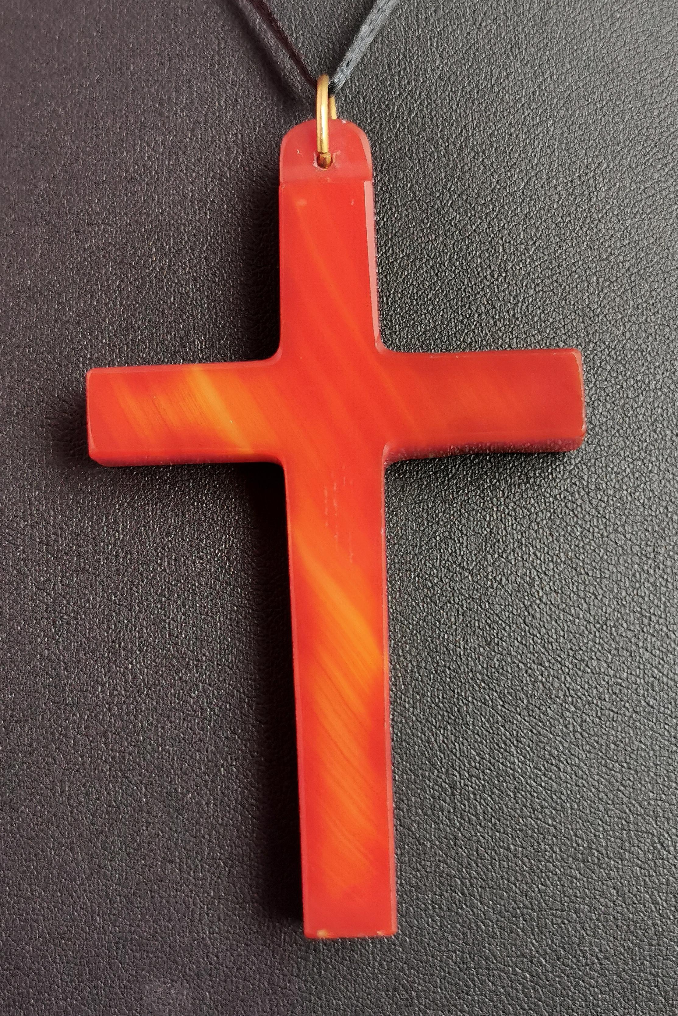 Antique Victorian Carnelian Cross pendant, Large In Fair Condition In NEWARK, GB