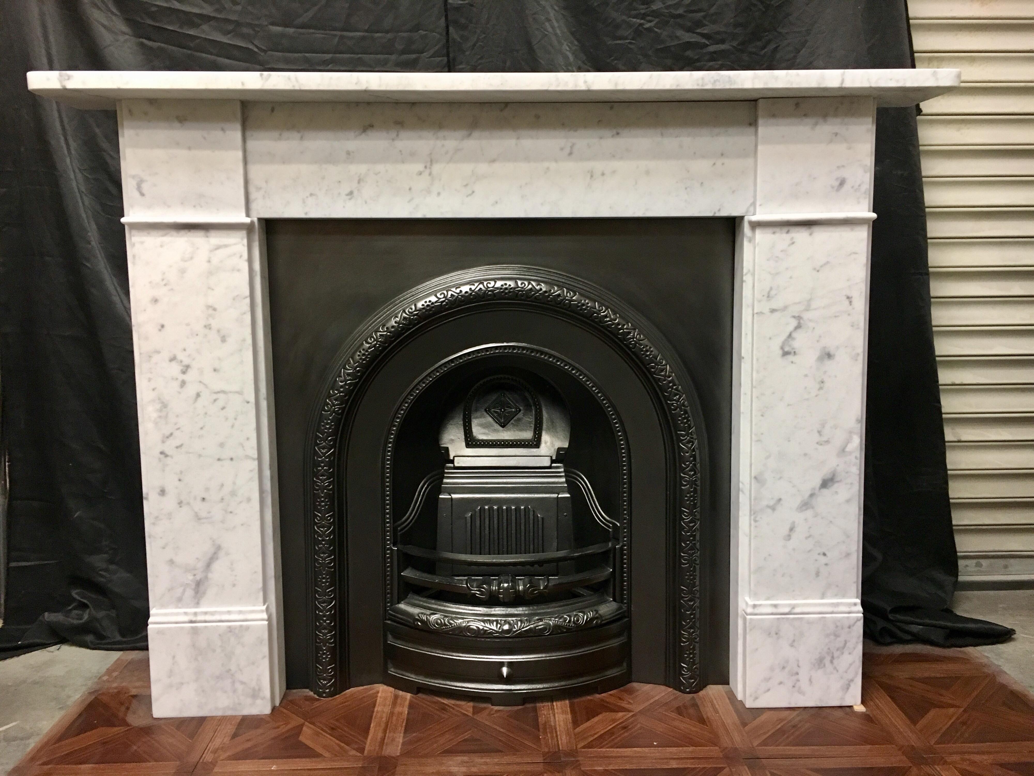 A pleasing antique Victorian Carrara marble fireplace surround, a square shelf sits above a plain frieze, flanked by stepped jambs with a lambs tongue moulding to the lower frieze line, finishing on moulded foot blocks.
Scottish, circa