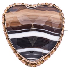 Antiguo alfiler victoriano de corazón de ágata tallada