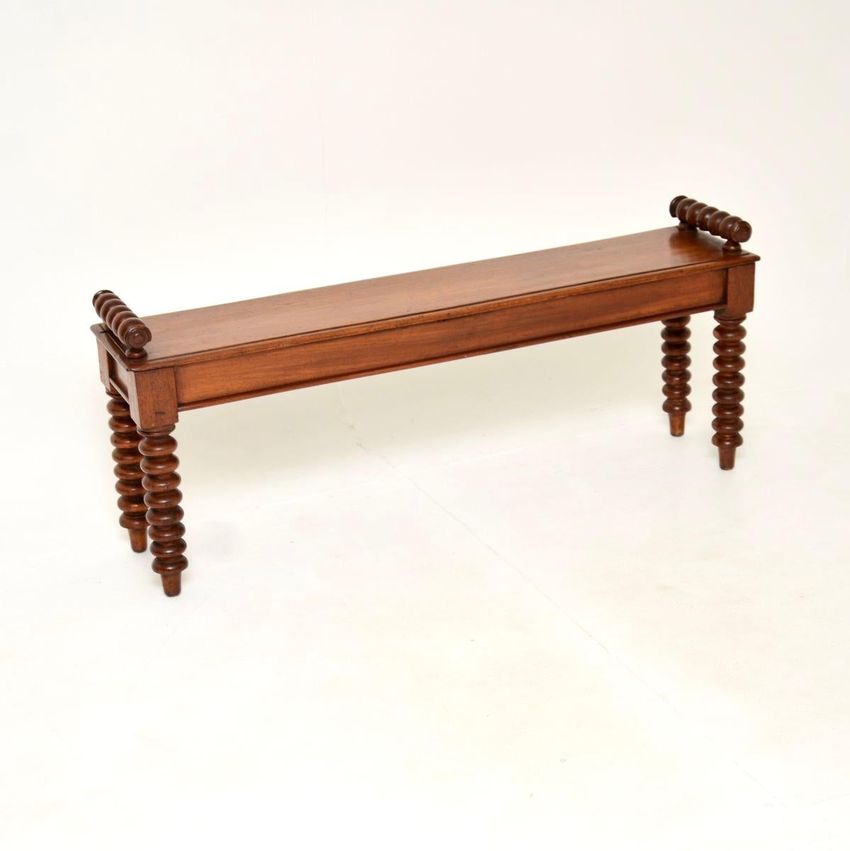 Antike viktorianische geschnitzte Bank im Zustand „Gut“ im Angebot in London, GB