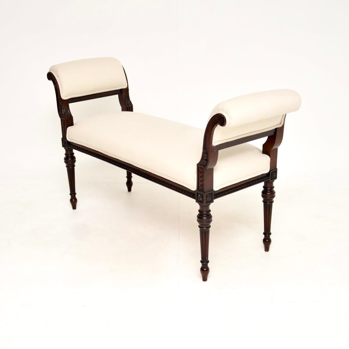 Antiguo banco / taburete victoriano tallado de Waring and Gillows Victoriano en venta