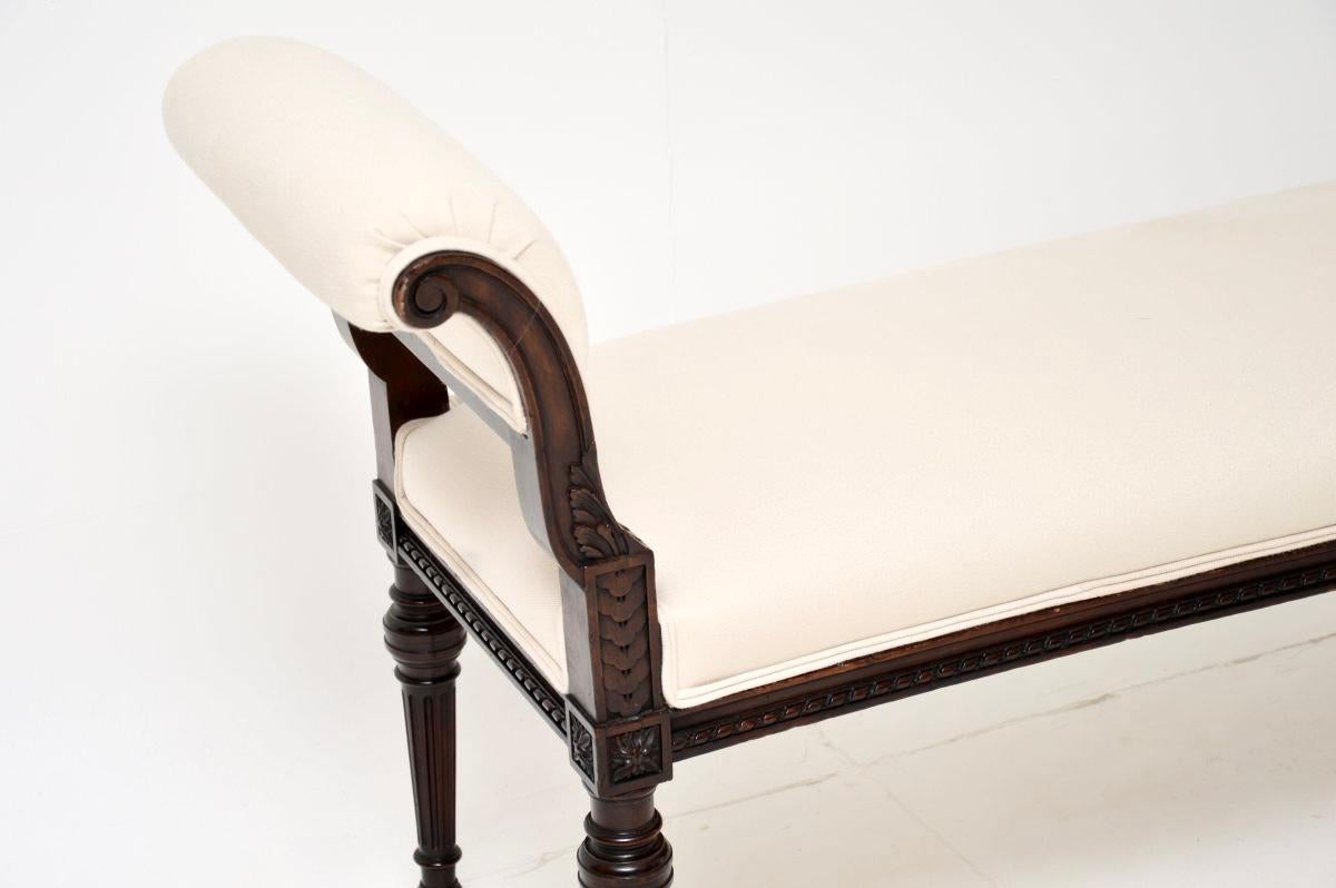 Antiguo banco / taburete victoriano tallado de Waring and Gillows Tela en venta