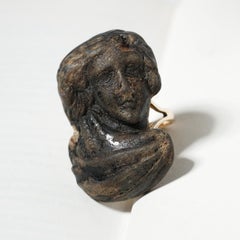 Anillo de luto victoriano antiguo, tallado en roble de pantano, con oro de 9 quilates y escultura de retrato Q / 8