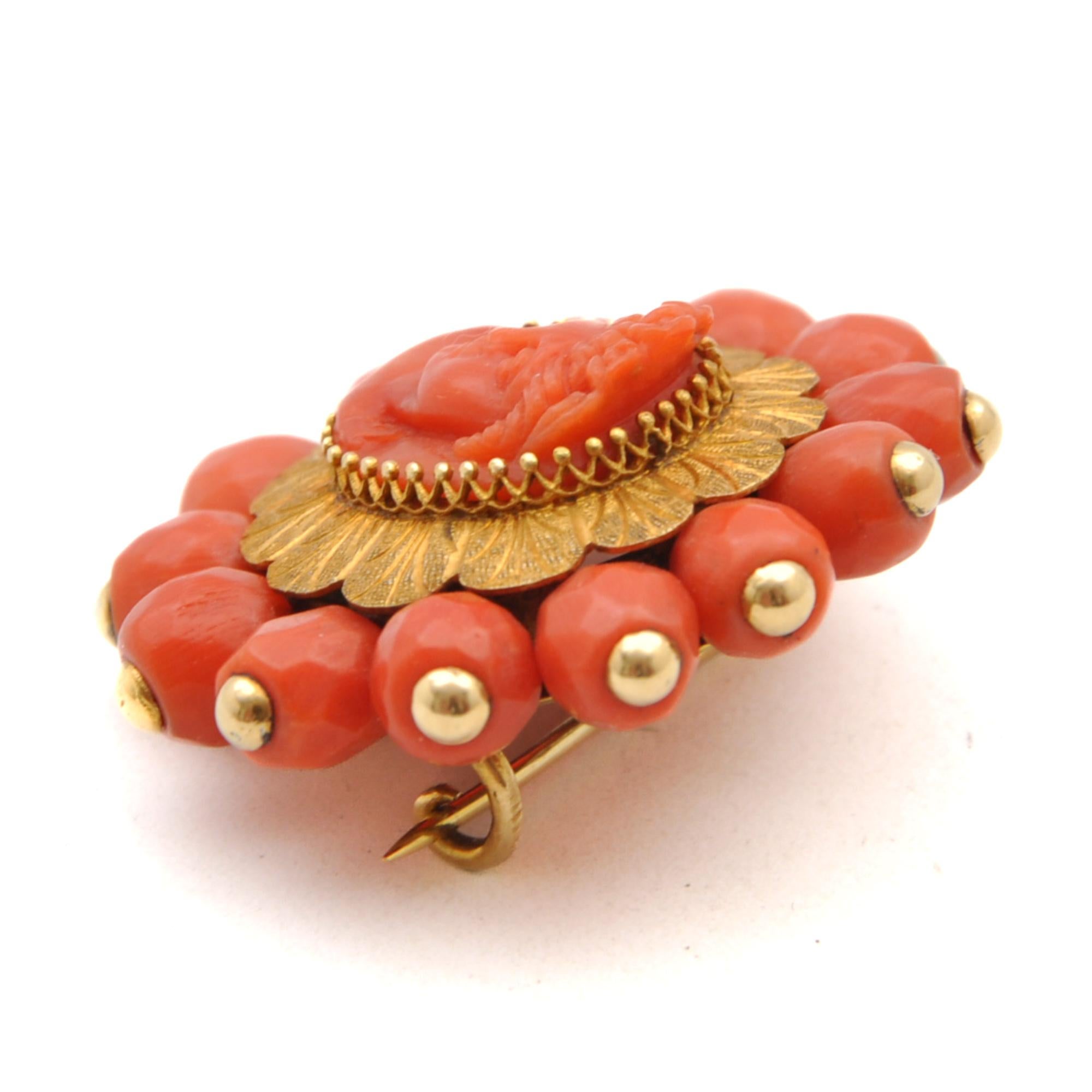 Antique Victorian Carved Coral Cameo and Gold Brooch In Good Condition For Sale In Rotterdam, NL