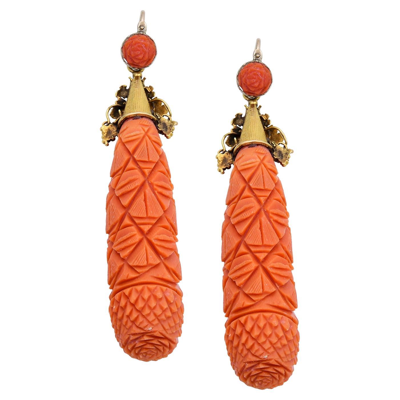 Boucles d'oreilles pendantes en corail sculpté de l'Antiquité victorienne