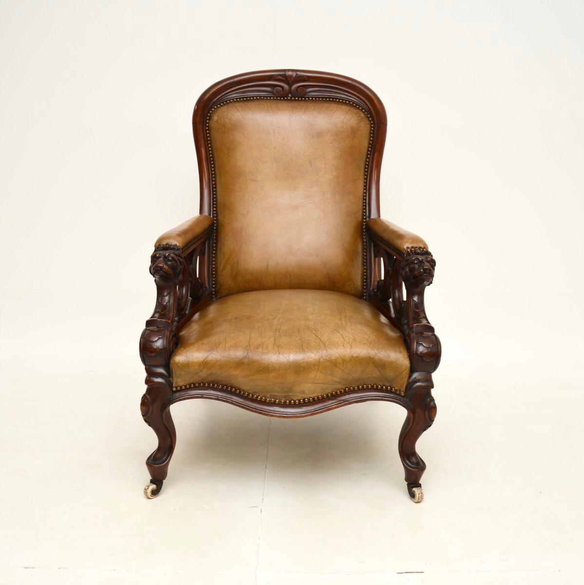 Ein außergewöhnlicher, antiker, geschnitzter viktorianischer Sessel. Sie wurde in England hergestellt und stammt aus der Zeit zwischen 1850 und 1870.

Die Qualität ist hervorragend, dies muss eines der schönsten Exemplare sein, die uns je begegnet