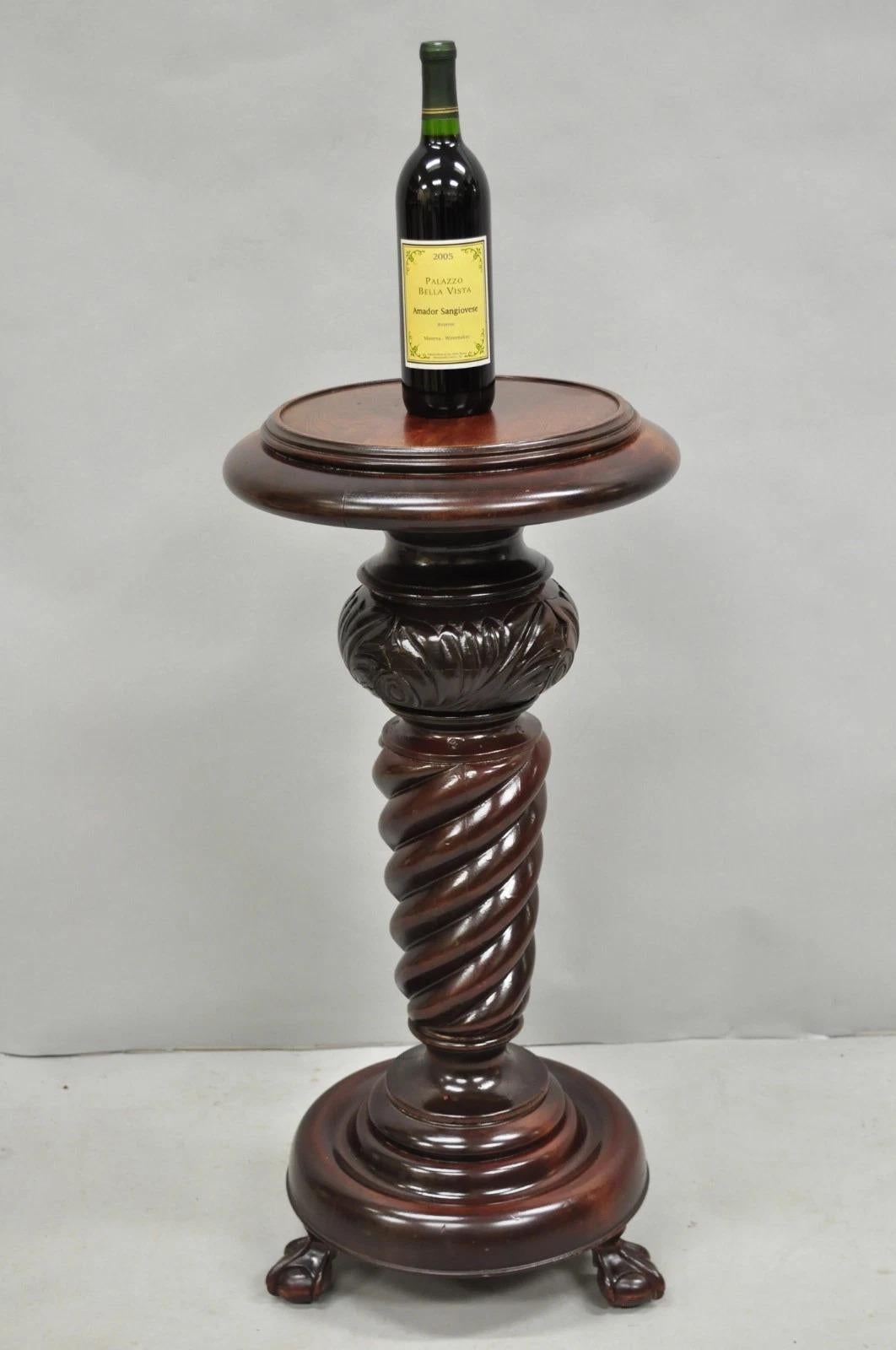 Veuillez nous envoyer un message avec votre code postal pour demander un devis plus raisonnable pour les frais d'expédition aux États-Unis.

Ancienne jardinière victorienne en acajou sculpté, à pied rond, à boule torsadée et à griffes. Circa Early