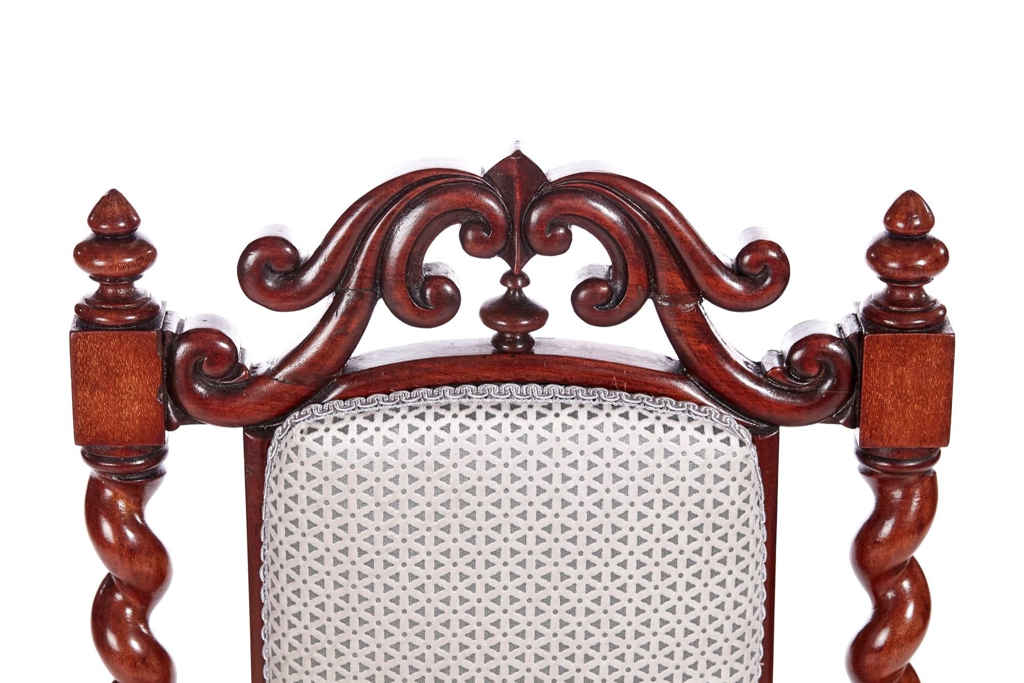 Apogée victorien Ancienne chaise d'entrée victorienne en acajou sculpté en vente