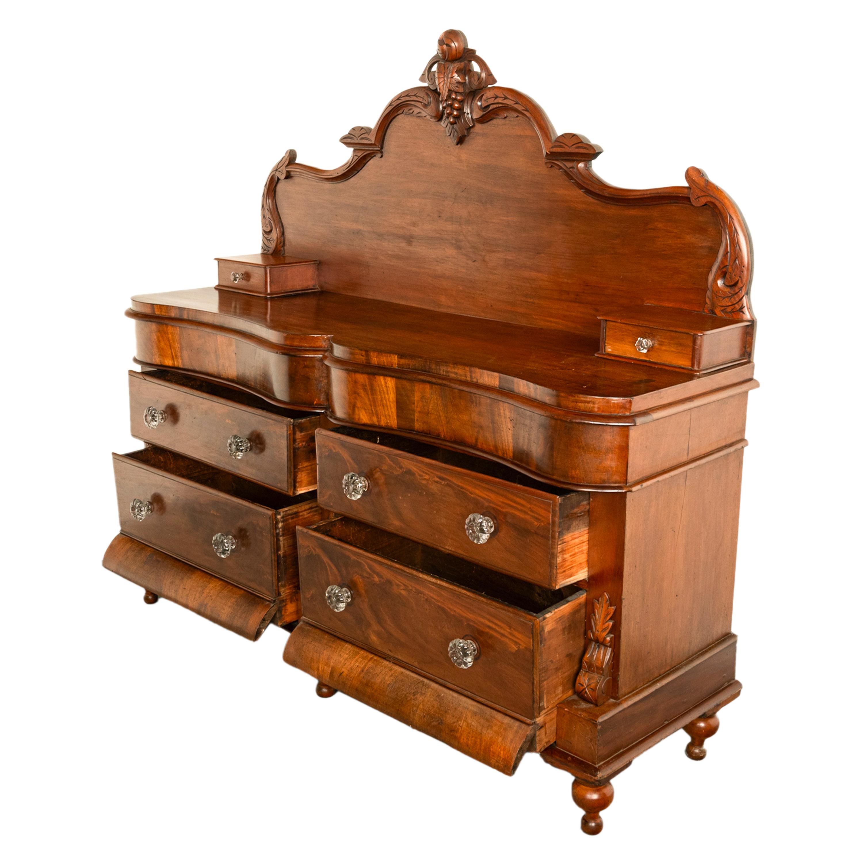 Antiguo Aparador Victoriano de Caoba Tallada Lancashire Serpentina 1860 en Bueno estado para la venta en Portland, OR
