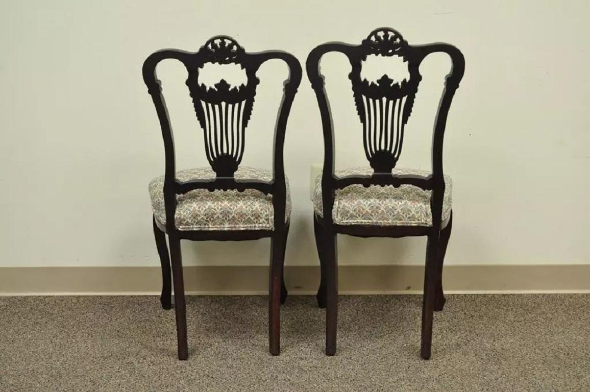 Pareja de sillas auxiliares antiguas victorianas de caoba tallada con respaldo de lira en venta 3