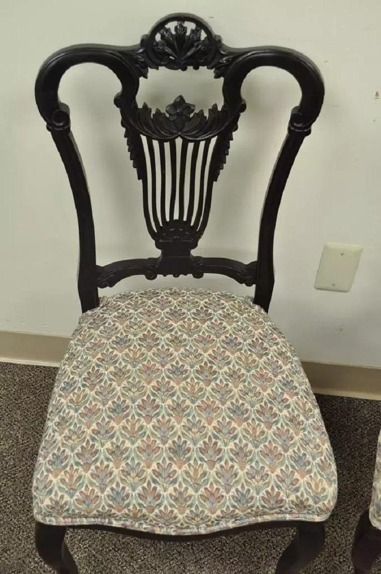 Pareja de sillas auxiliares antiguas victorianas de caoba tallada con respaldo de lira en venta 4
