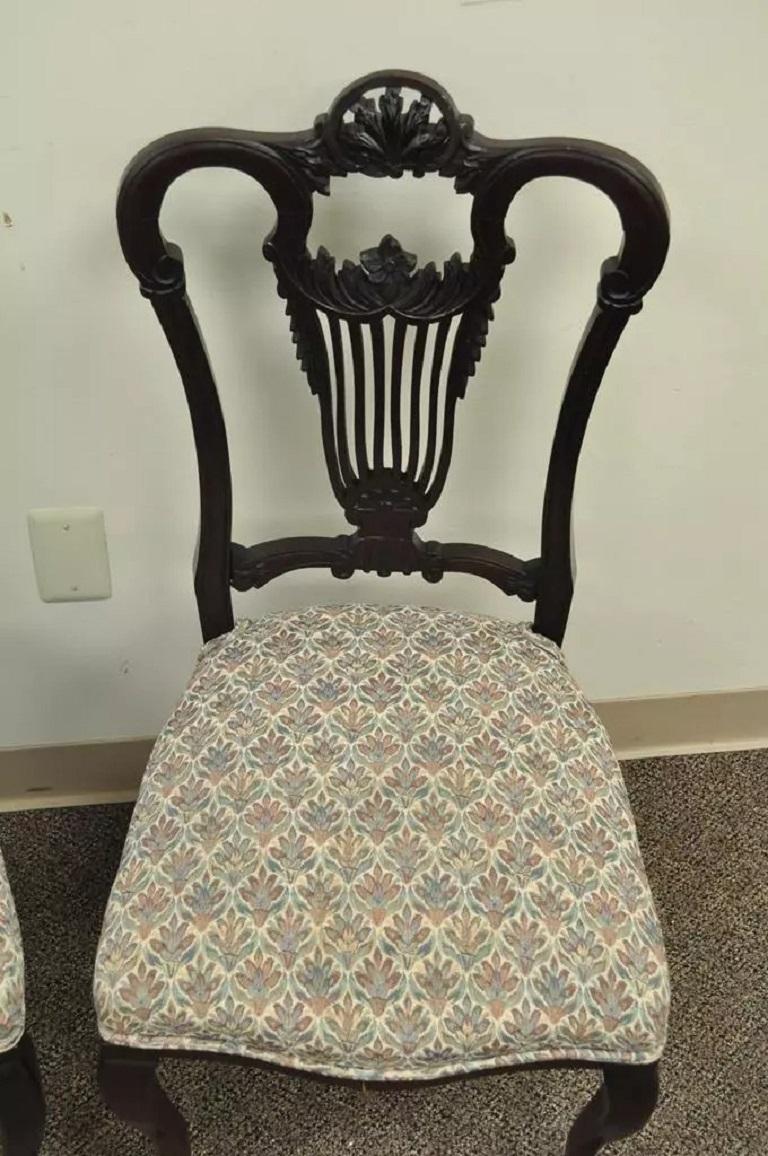 Pareja de sillas auxiliares antiguas victorianas de caoba tallada con respaldo de lira en venta 5