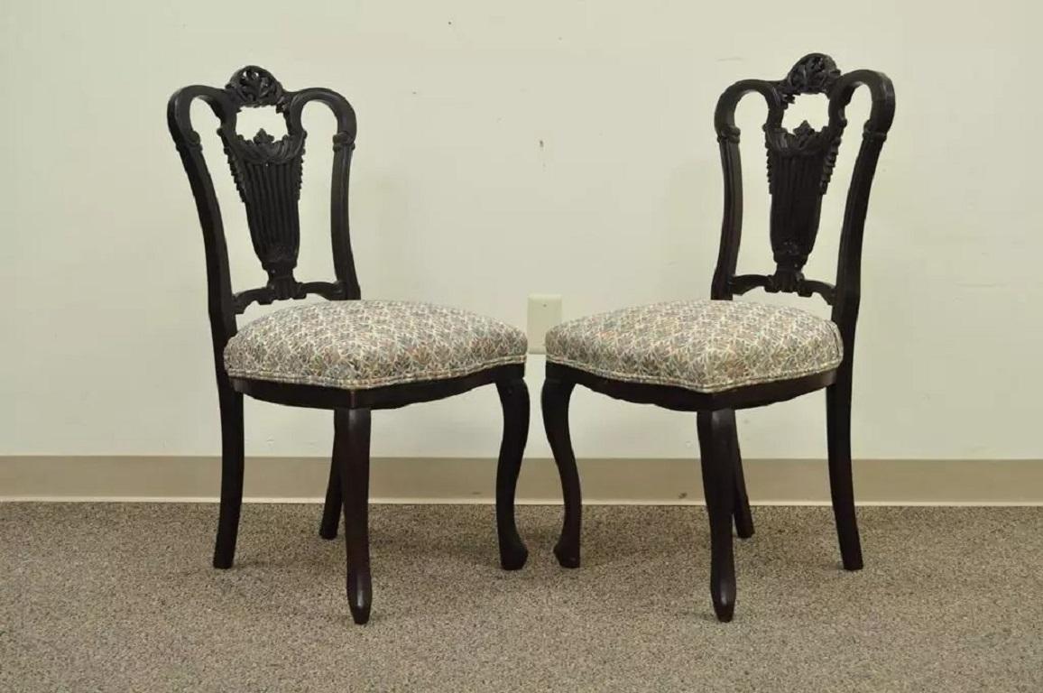 Antiguas sillas auxiliares de caoba tallada de la época victoriana con respaldo de lira - un par. El artículo presenta marcos de caoba bellamente tallados, diseño floral y de acanto, y torneadas patas cabriolé. Principios del siglo XX. Medidas: 35