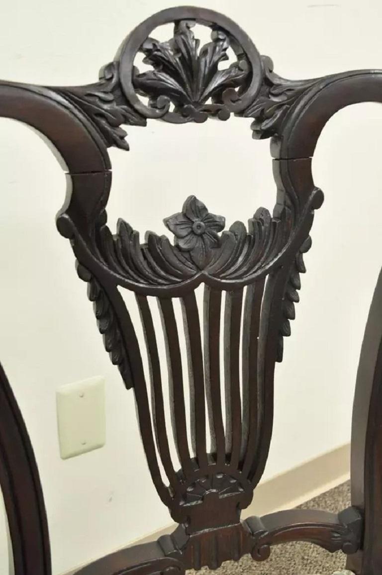 Pareja de sillas auxiliares antiguas victorianas de caoba tallada con respaldo de lira Victoriano en venta