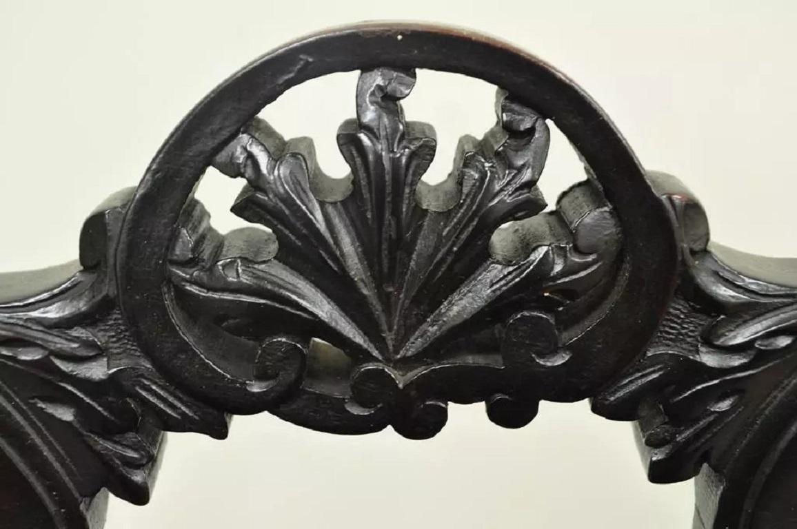 Pareja de sillas auxiliares antiguas victorianas de caoba tallada con respaldo de lira Desconocido en venta